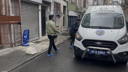 Eski kız arkadaşının evinde gördüğü adamı bıçakladı