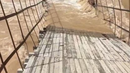 Munzur Nehri taştı, asma köprü çöktü