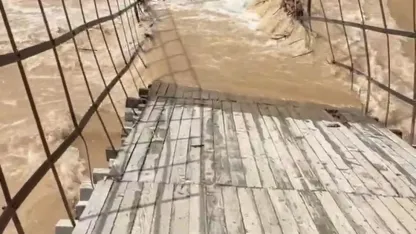 Munzur Nehri taştı, asma köprü çöktü