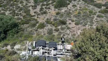 Kontrolden çıkan beton mikseri şarampole yuvarlandı