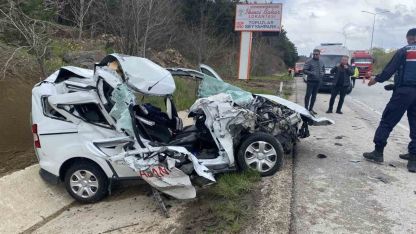 Tıra çarpan araç hurda yığınına döndü