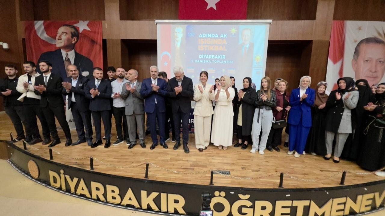 Diyarbakır'da CHP ve YRP’den ayrılan 100 kişi AK Parti’ye katıldı