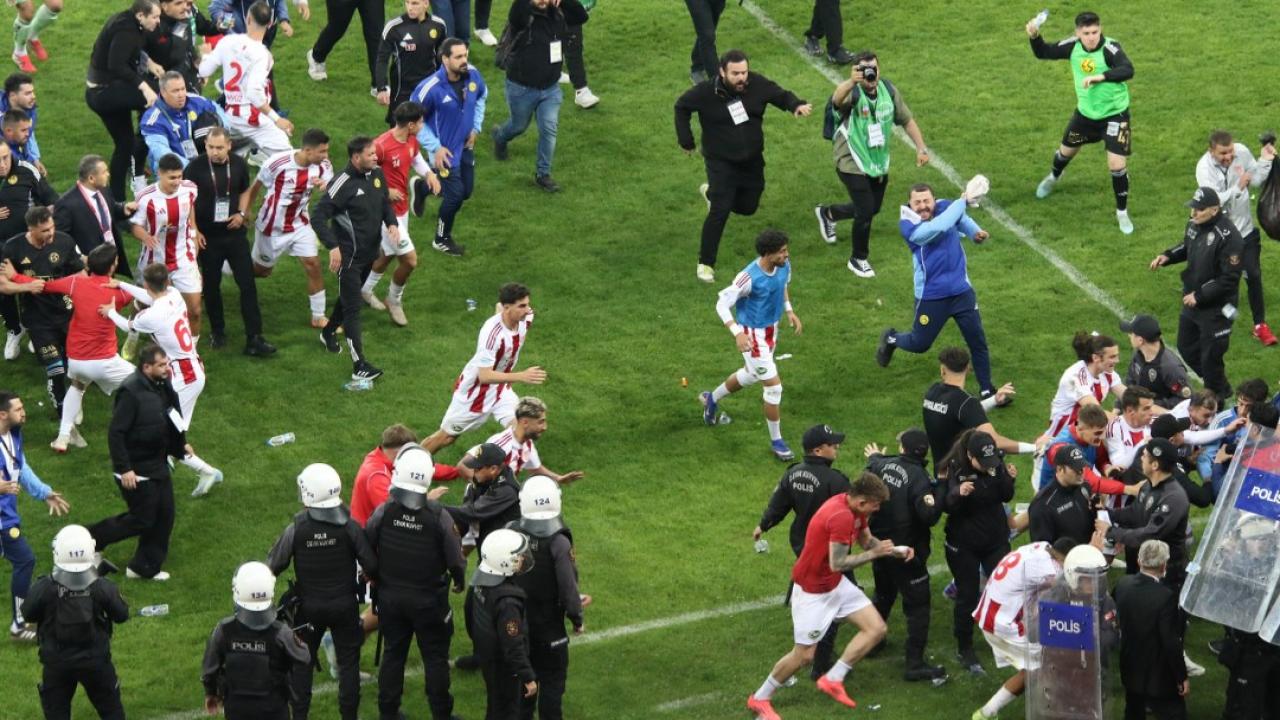 Eskişehirspor ve Ayvalıkgücü Belediyespor play-off mücadelesinde olay
