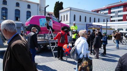 Samsun'da çocuklar direksiyona geçti, vatandaşlar takla simülasyonunu deneyimledi