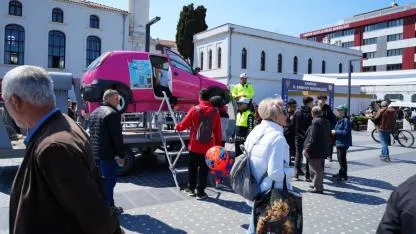 Samsun'da çocuklar direksiyona geçti, vatandaşlar takla simülasyonunu deneyimledi