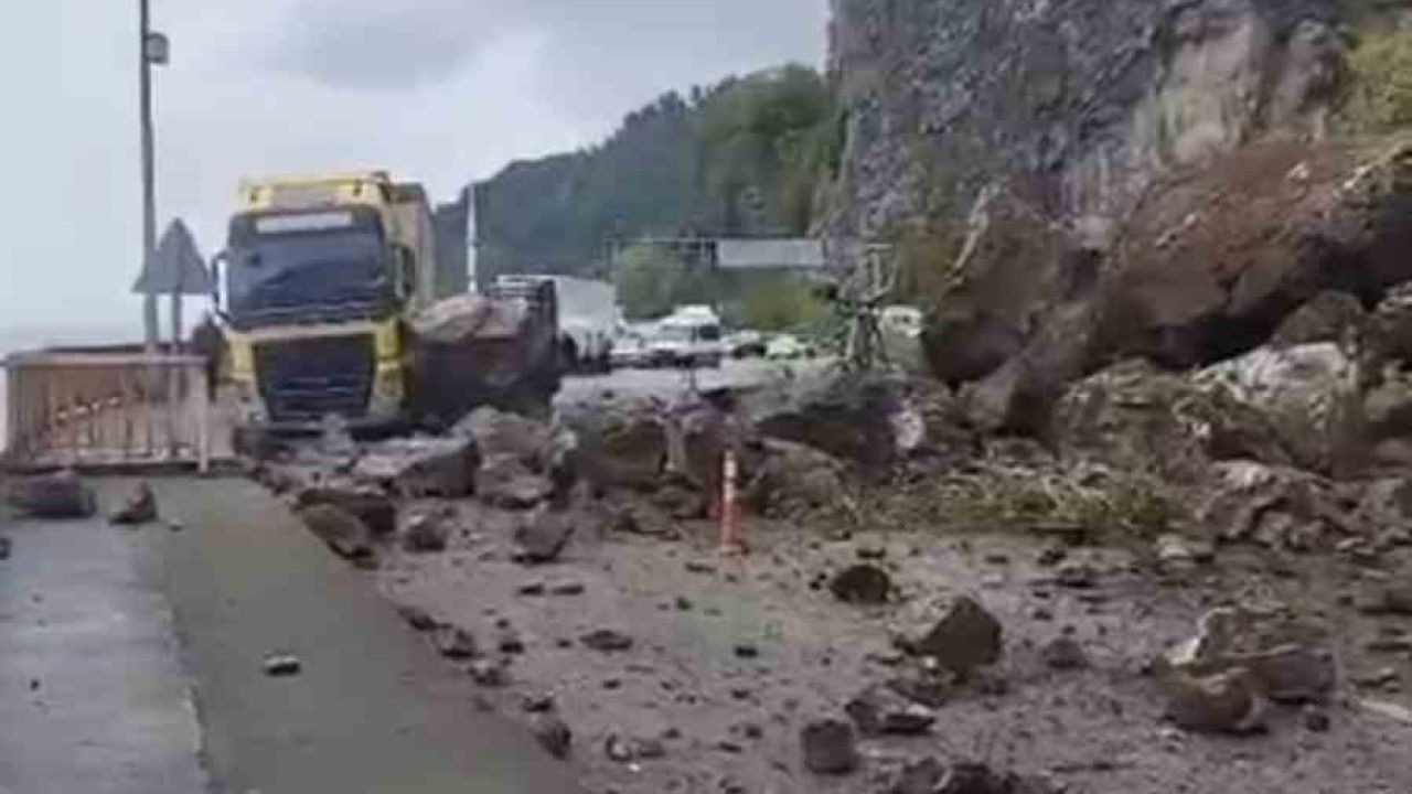 Sarp Sınır Kapısı yolunda heyelan