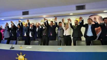 Serik Belediye Başkanı Kadir Kumbul ve meclis üyeleri AK Parti rozetini taktı