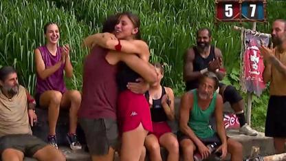Survivor Nefise Yunanlı yarışmacıya aşık oldu! Nefise ile Yunanlı yarışmacı arasında romantik anlar