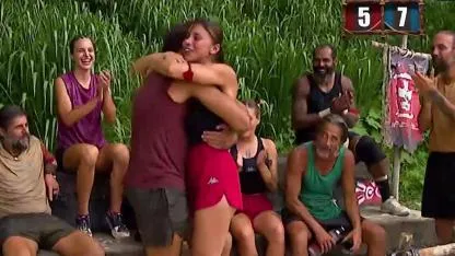 Survivor Nefise Yunanlı yarışmacıya aşık oldu! Nefise ile Yunanlı yarışmacı arasında romantik anlar