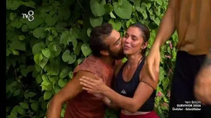 Survivor Nefise Yunanlı yarışmacıya aşık oldu! Nefise ile Yunanlı yarışmacı arasında romantik anlar
