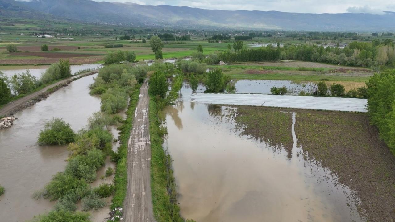 Tokat’ta şiddetli yağış! Yollar çöktü, tarım arazileri sular altında kaldı
