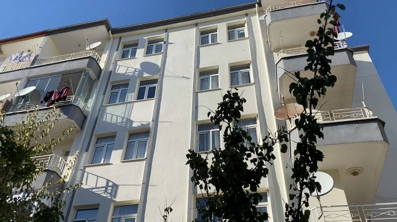 18 yaşındaki genç 5'inci kattan düşerek ağır yaralandı