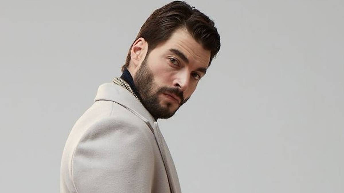 Akın Akınözü kimdir?