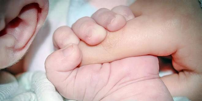 Hükümet düğmeye bastı: Anne ve babalar için doğum izni süresi artıyor!