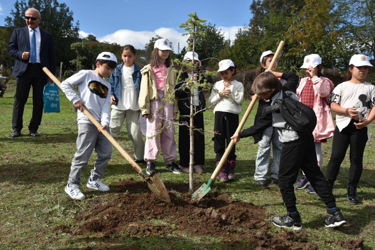 Atakum’da ‘Yeşil Nesil’ projesi kapsamında 60 adet ağaç toprakla buluşturuldu