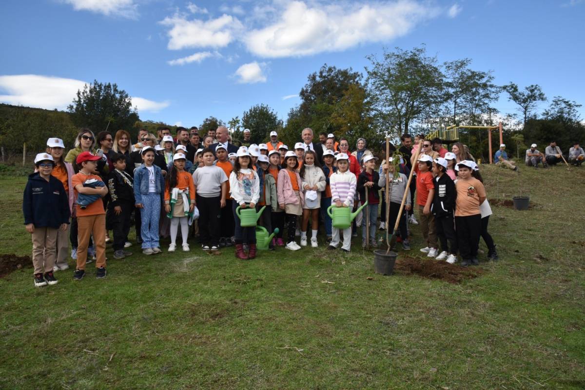 Atakum’da ‘Yeşil Nesil’ projesi kapsamında 60 adet ağaç toprakla buluşturuldu