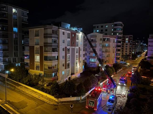 Atakum'da apartmanın çatısında yangın çıktı