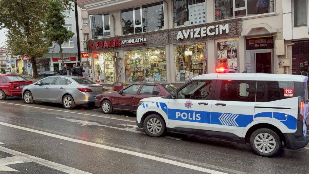 Kapı camını kırıp girdiği avizeci dükkanında uyuyakalan adam yakalandı