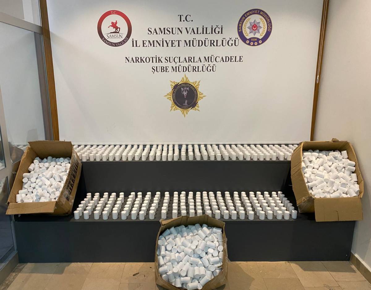 Atakum'da yatak odasına istiflenmiş binlerce uyuşturucu ele geçirildi