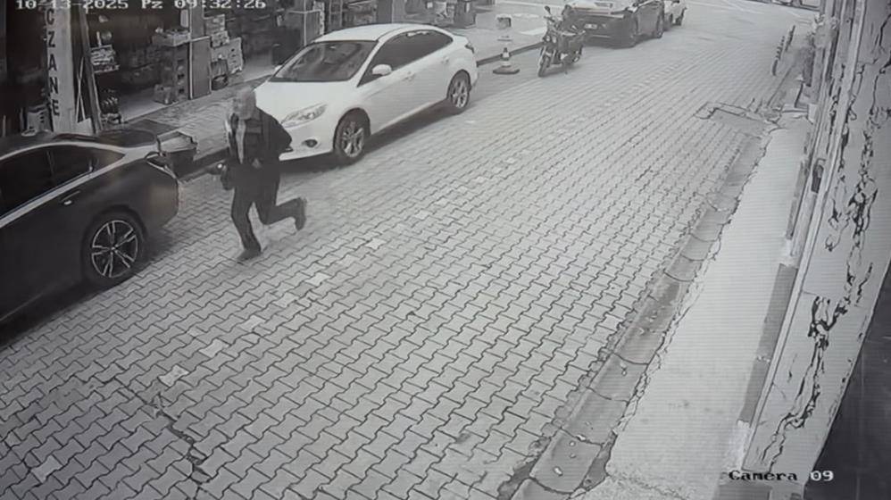 Samsun'da banka soygunu! Soyguncu kaçarken böyle görüntülendi