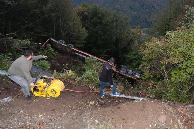 Devrilen tırda sıkıştı! 2 saat sonra kurtuldu