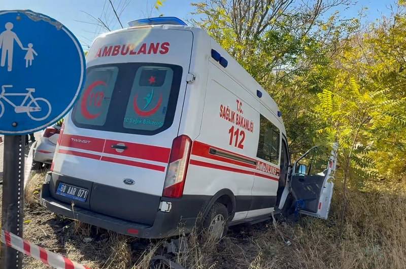 Doktorun aracı ile ambulans çarpıştı! 1'i doktor 7 yaralı