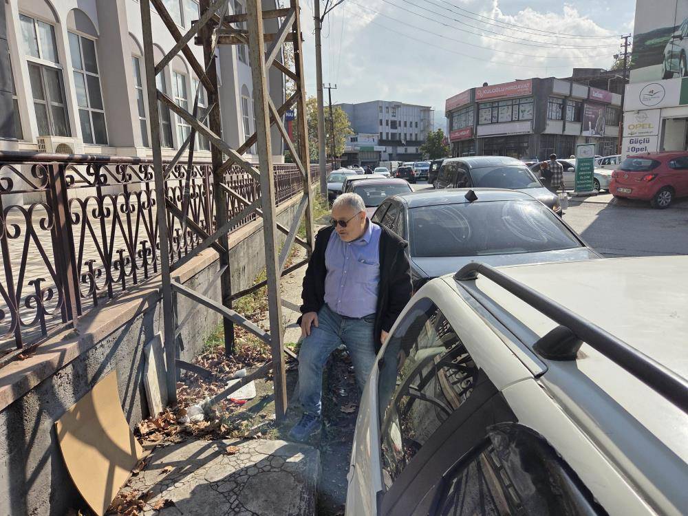 Samsun'da elektrik direkleri yayalara geçit vermiyor