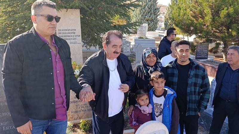 İbrahim Tatlıses, usta isim Neşet Ertaş'ın mezarını ziyaret etti