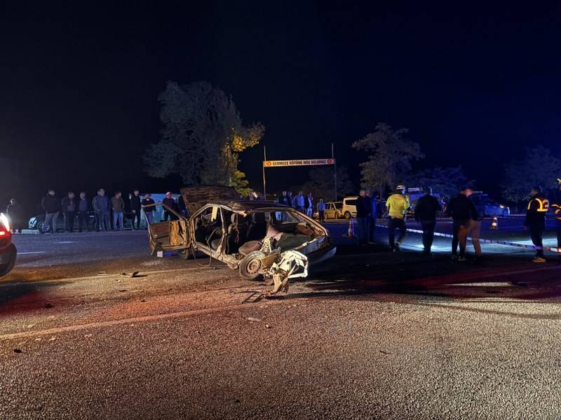 İki otomobil çarpıştı! 1 ölü, 3 yaralı