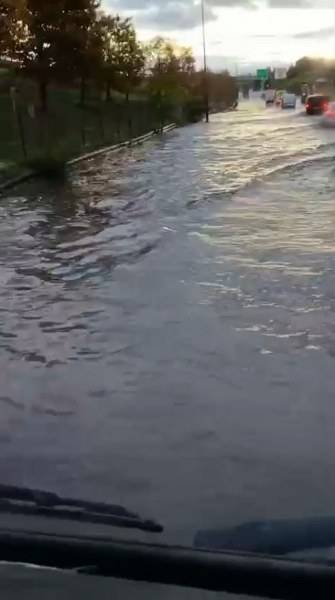 İstanbul Esenyurt’a yollar göle döndü