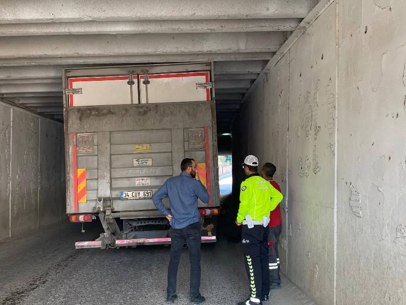 Kamyon alt geçitte sıkıştı!  Yardımına ekipler koştu