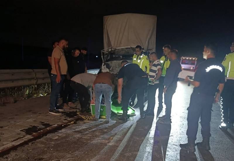 Kamyonet önündeki kamyona çarptı! 1 ölü, 1 ağır yaralı