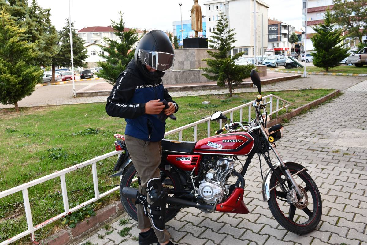Cezadan sonra kask kullanmaya başlayan kurye, kaza geçirince polise teşekkür etti