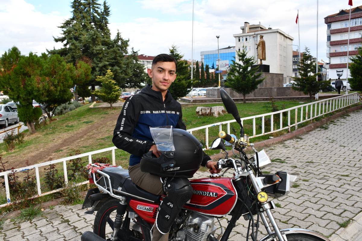 Cezadan sonra kask kullanmaya başlayan kurye, kaza geçirince polise teşekkür etti