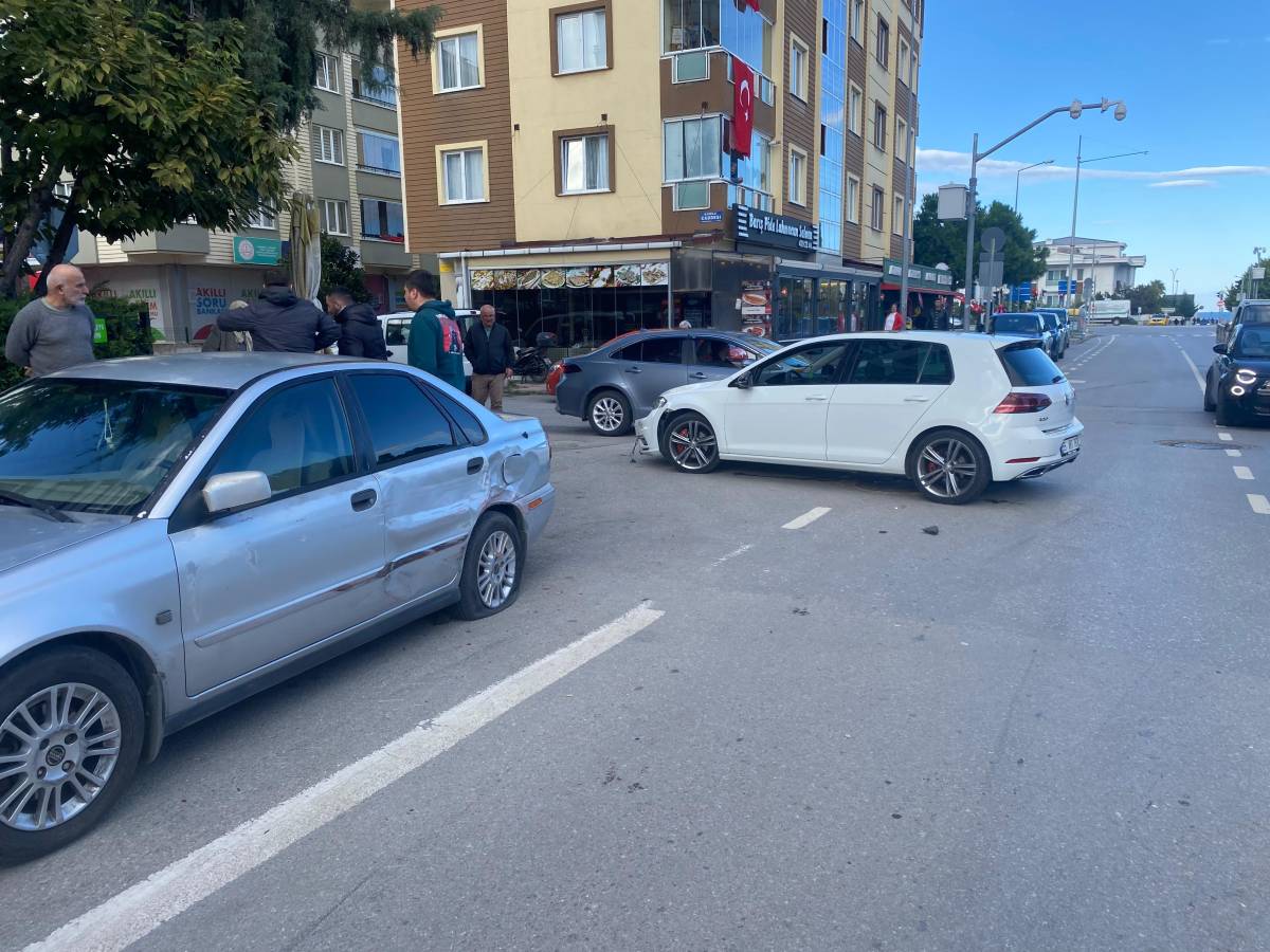 Samsun'da trafik kazası: 4 araçta hasar oluştu
