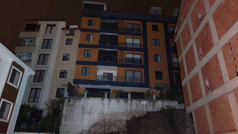 Korku dolu anlar! 2 bina zemin kayması nedeniyle boşatıldı