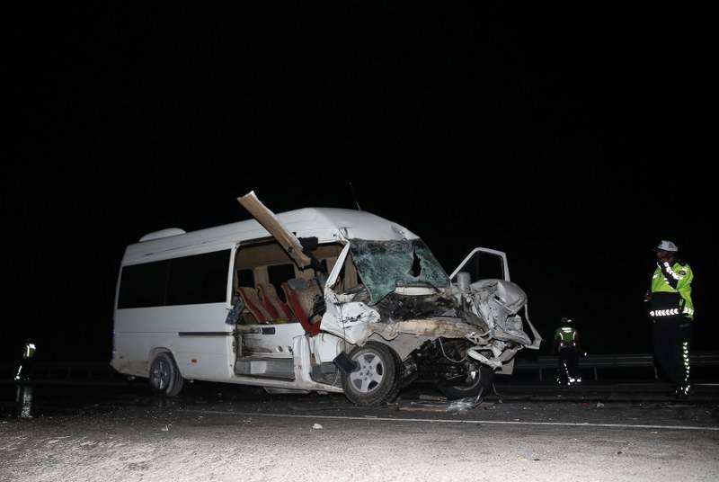 Minibüs ile traktör çarpıştı! 14 kişi yaralandı