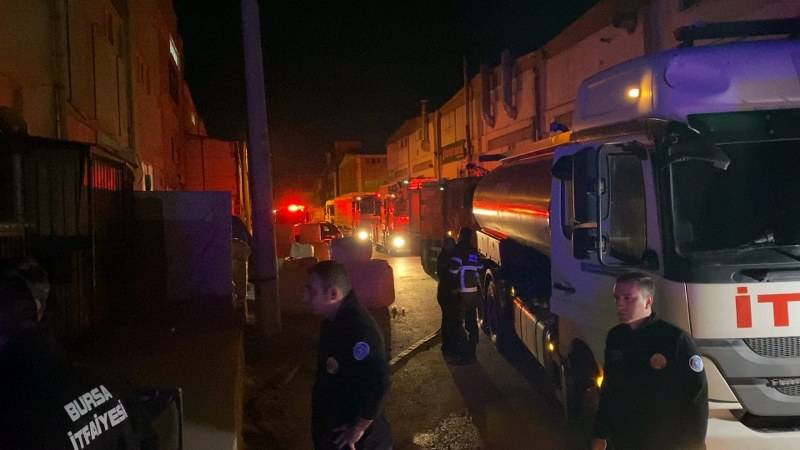 Mobilya imalathanesinde yangın paniği!