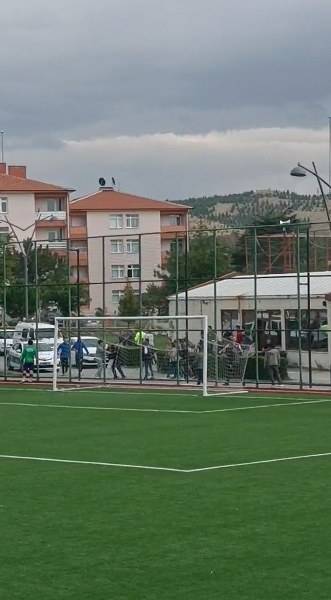 Öfkeli futbolcu bıçakla taraftarın üzerine yürüdü
