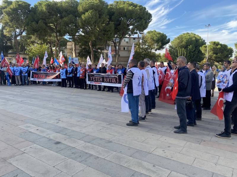 Öğrenci ve velileri okul müdürüne saldırdı