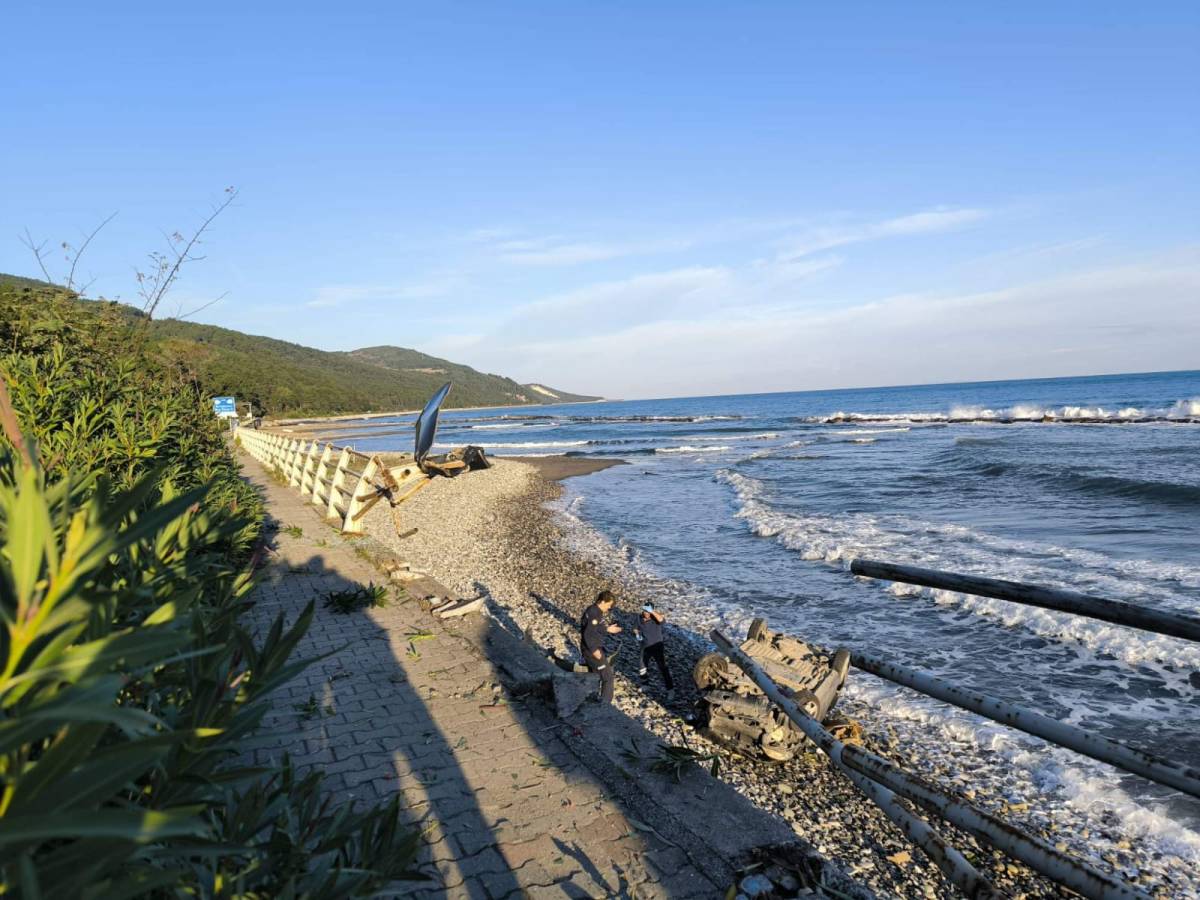 Samsun'da deniz kenarına devrilen otomobilin sürücüsü yaralandı