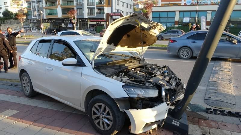 Otomobilin çarptığı araç savrularak evin balkonuna uçtu!