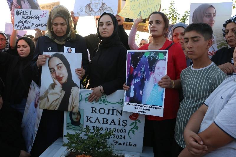 Rojin mezarı başında anıldı