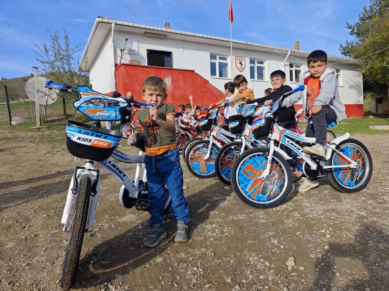 Samsun'da eski bisiklete binen çocukları gören hayırseverler harekete geçti