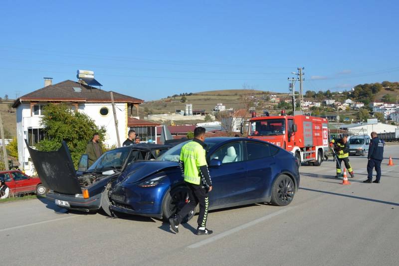 Samsun'da iki otomobil çarpıştı! 1 yaralı