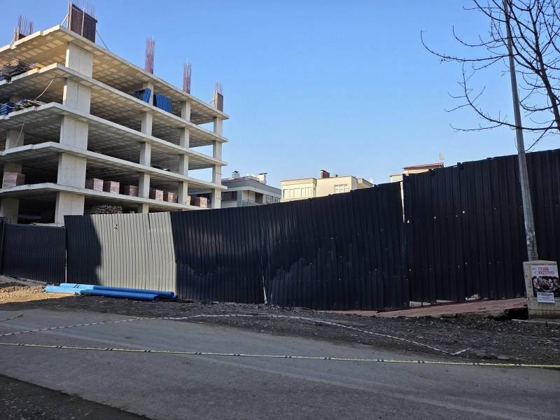 Samsun'da inşaatın temel kazasının ardından kaldırım çöktü