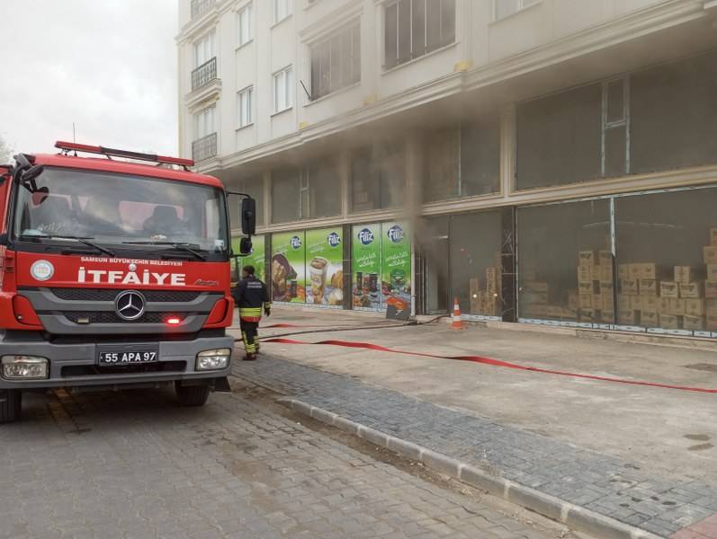 Samsun'da iş yerinin deposunda yangın