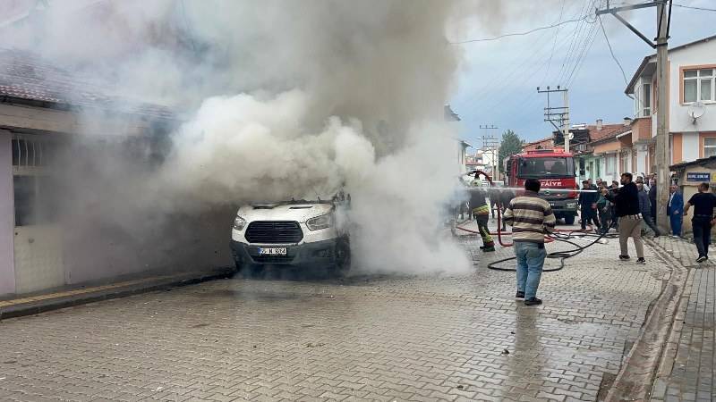 Samsun'da minibüs alev alev yandı