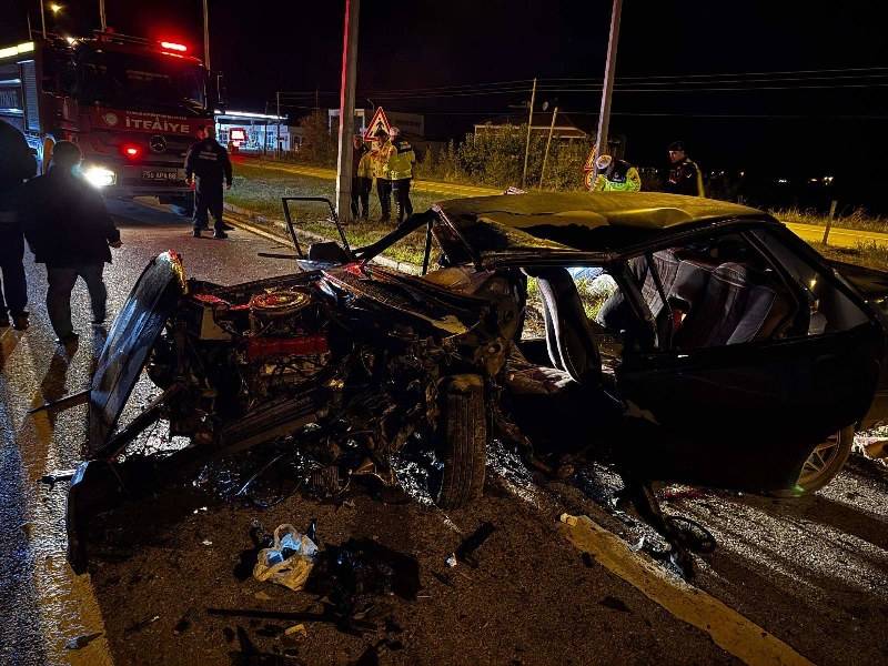 Samsun'da otomobil aydınlatma direğine çarptı! Sürücü yaralandı