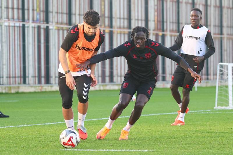 Samsunspor, Çaykur Rizespor maçına ısınıyor
